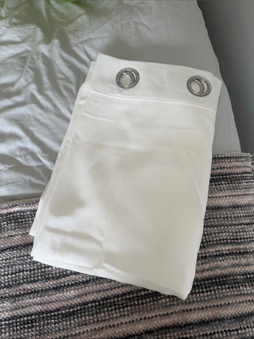 White light filtering curtain